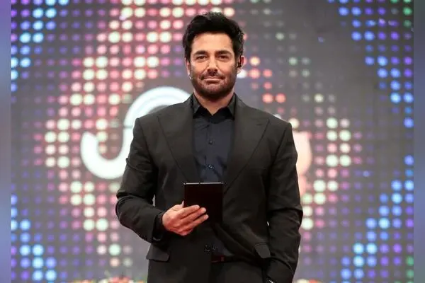 برنامه رضا گلزار در شب‌های شبکه سه با طراحی صحنه مدرن، گل‌آرایی زیبا و مبلمان راحتی