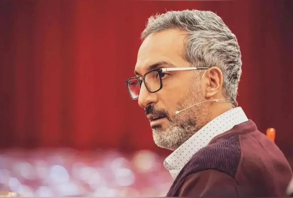 دکوراسیون نوستالژیک و شطرنجی در برنامه جدید امیرمهدی ژوله؛ ترکیبی مدرن و خاطره‌انگیز برای فضای گفت‌وگوهای جذاب