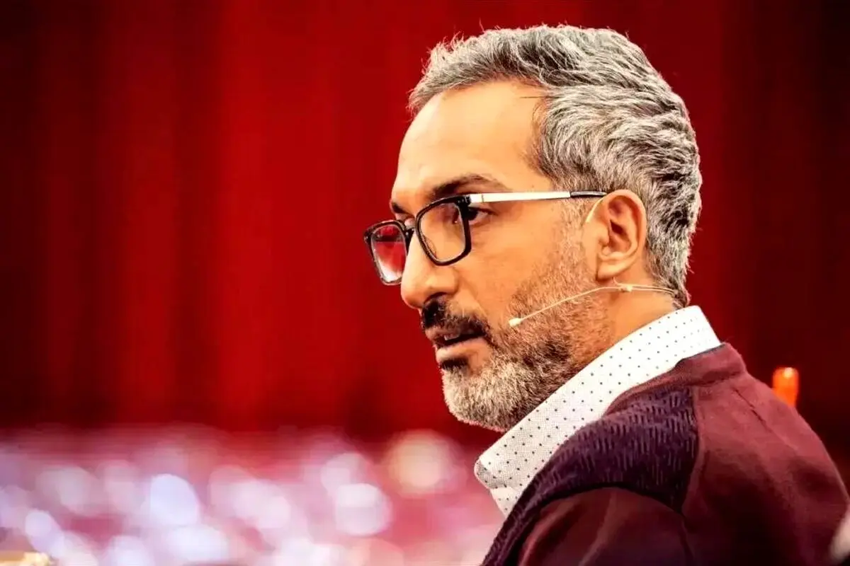 دکوراسیون نوستالژیک و شطرنجی در برنامه جدید امیرمهدی ژوله؛ ترکیبی مدرن و خاطره‌انگیز برای فضای گفت‌وگوهای جذاب