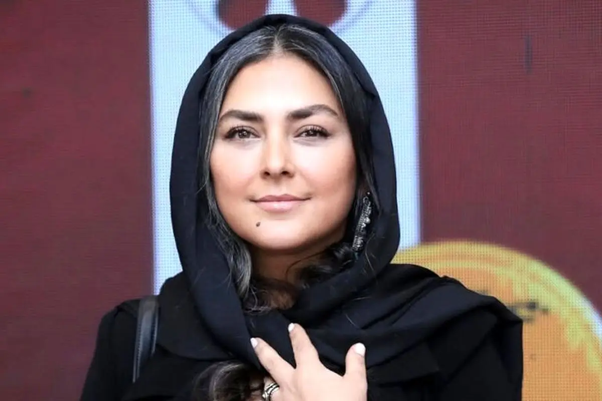 عکس ست جذاب و لوکس هدی زینالعابدین با کلاه و یقهاسکی زرشکی؛ استایل گرم و شیک در فصل سرد