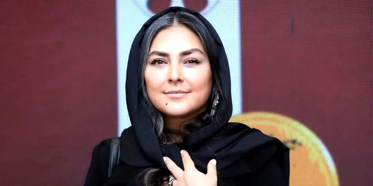 عکس ست جذاب و لوکس هدی زین‌العابدین با کلاه و یقه‌اسکی زرشکی؛ استایل گرم و شیک در فصل سرد