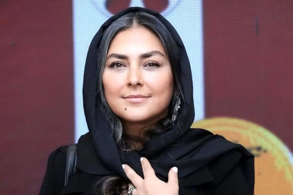 عکس ست جذاب و لوکس هدی زین‌العابدین با کلاه و یقه‌اسکی زرشکی؛ استایل گرم و شیک در فصل سرد