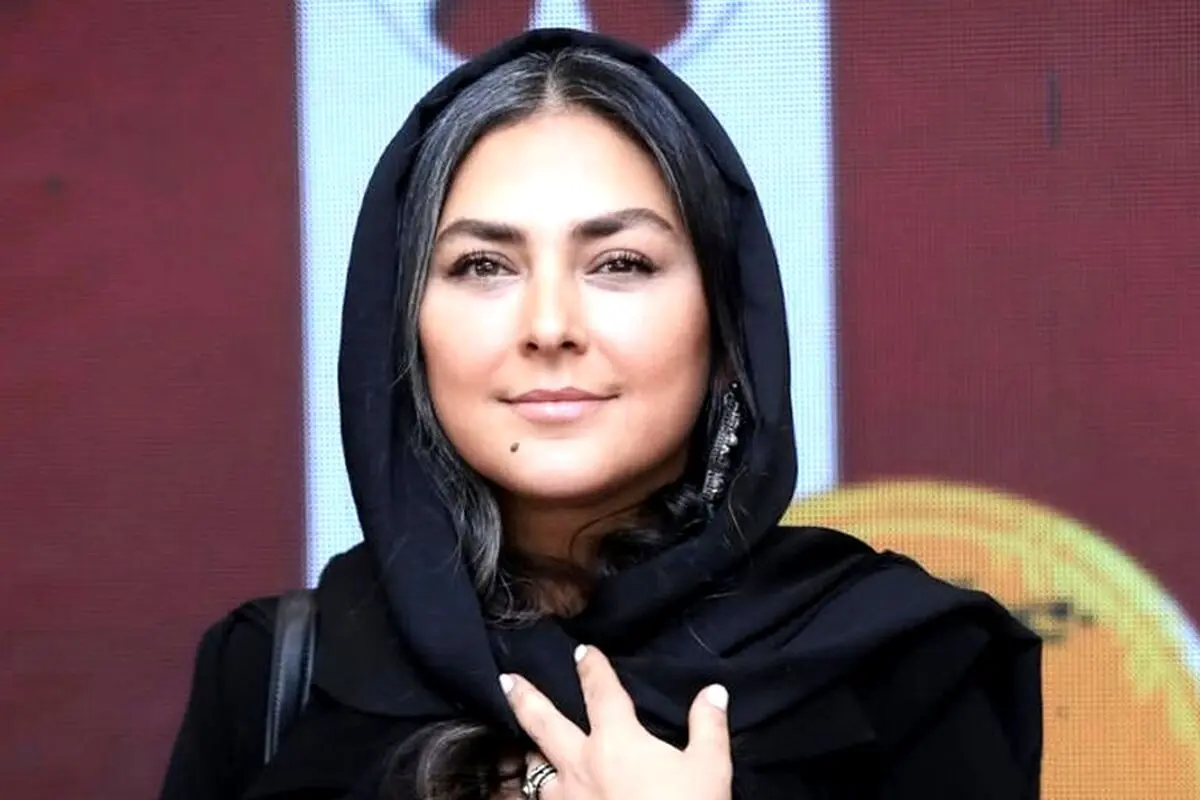عکس ست جذاب و لوکس هدی زین‌العابدین با کلاه و یقه‌اسکی زرشکی؛ استایل گرم و شیک در فصل سرد