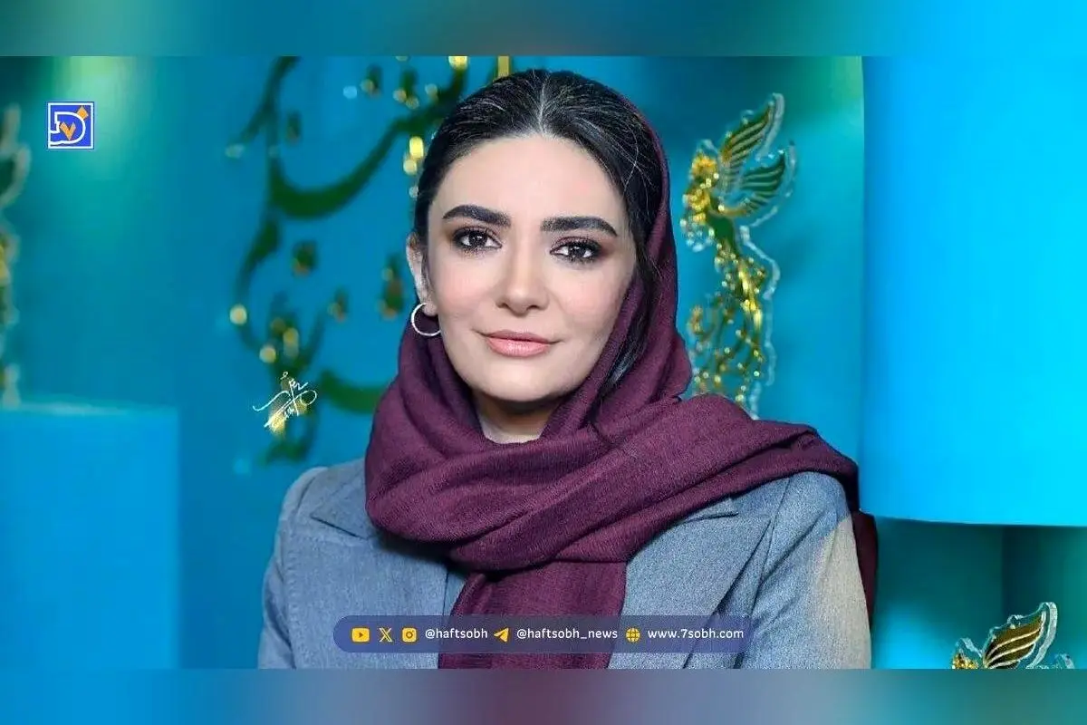 تصویری خاص از تولد لیندا کیانی با کیک لایه لایه پر از توت فرنگی و گل‌های سفید در کنار برادرش