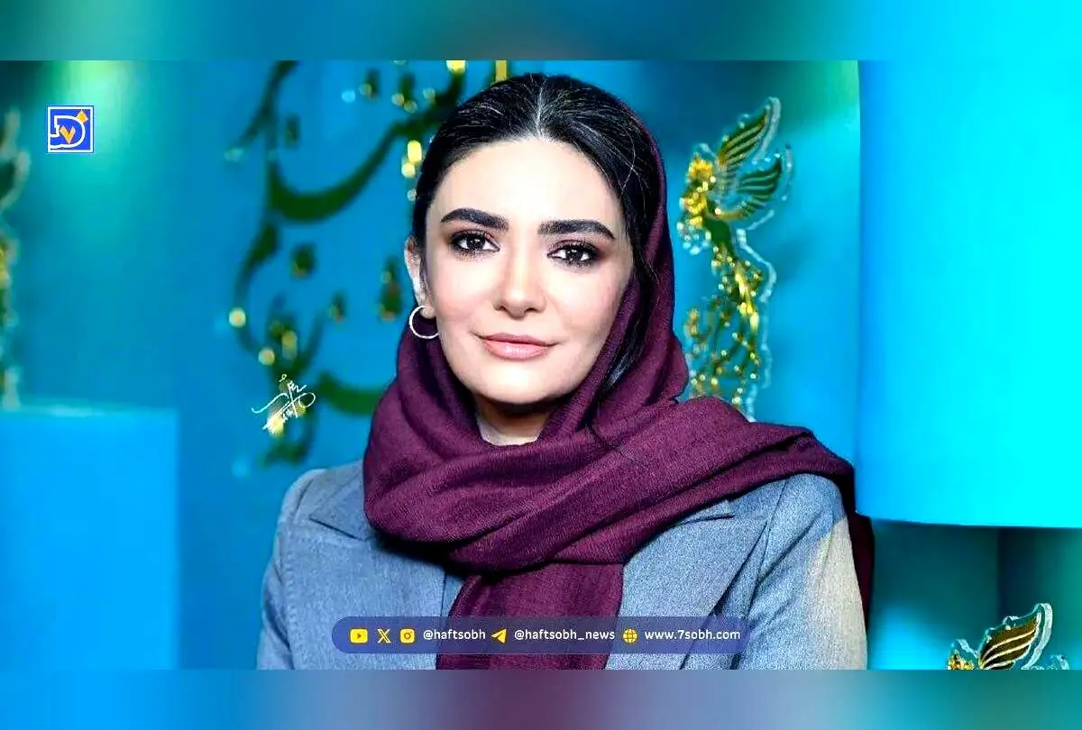 تصویری خاص از تولد لیندا کیانی با کیک لایه لایه پر از توت فرنگی و گل‌های سفید در کنار برادرش
