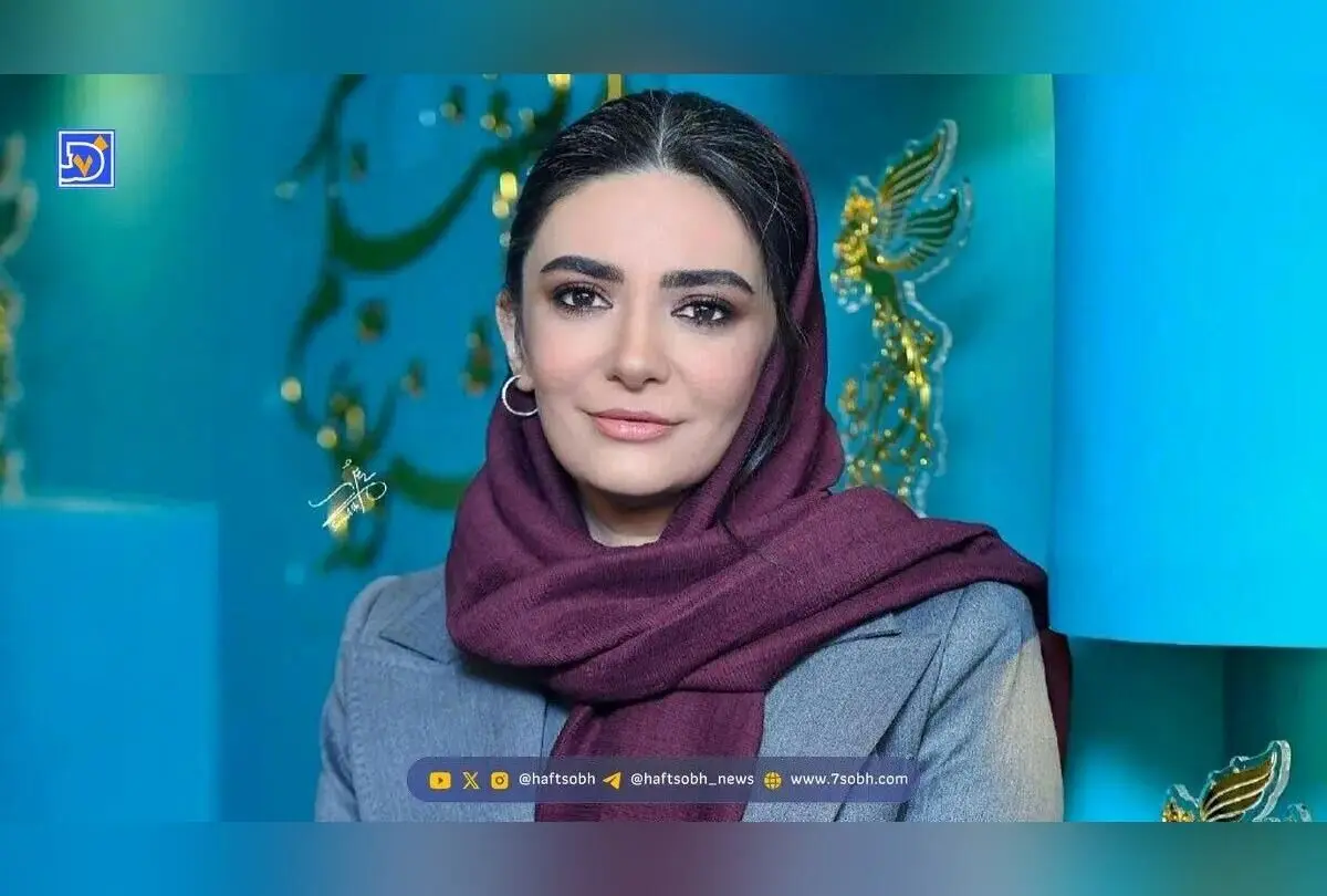 تصویری خاص از تولد لیندا کیانی با کیک لایه لایه پر از توت فرنگی و گل‌های سفید در کنار برادرش