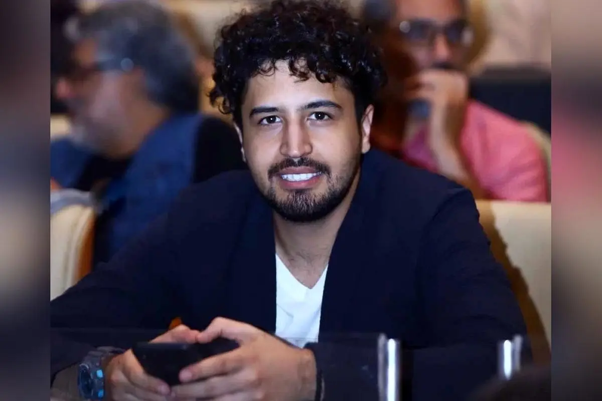 دکوراسیون مدرن و خاص خانه مهرداد صدیقیان با مبلمان ذغالی و تابلوی هنری بزرگ