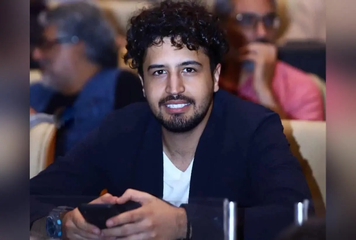 دکوراسیون مدرن و خاص خانه مهرداد صدیقیان با مبلمان ذغالی و تابلوی هنری بزرگ