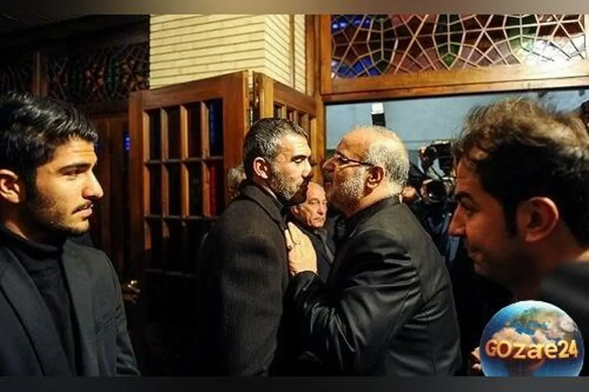 علی دایی در مراسم ترحیم پدر احمدرضا عابدزاده با حضور در کنار او؛ عکس و جزئیات مراسم عزاداری