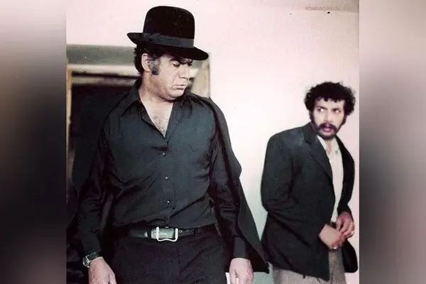 تصویر خانه ساده و دلنشین ناصر خان ملک مطیعی با مبلمان حداقلی و موکت ساده؛ نماد گرمی و محبت در سینمای ایران