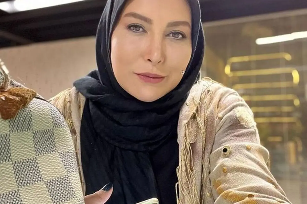 عکس و جزئیات مراسم عقد فریبا نادری با استایل خاص و منحصر به فرد | دسته گل شیک و مانتوی خاص در روز ازدواج