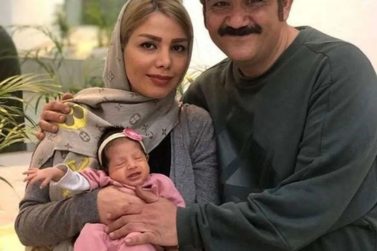 تولد ساده و شیک مهران غفوریان در کنار همسر و دخترش با کیک خلاقانه اوستا قناد و لحظه‌های شیرین هانای شیطون