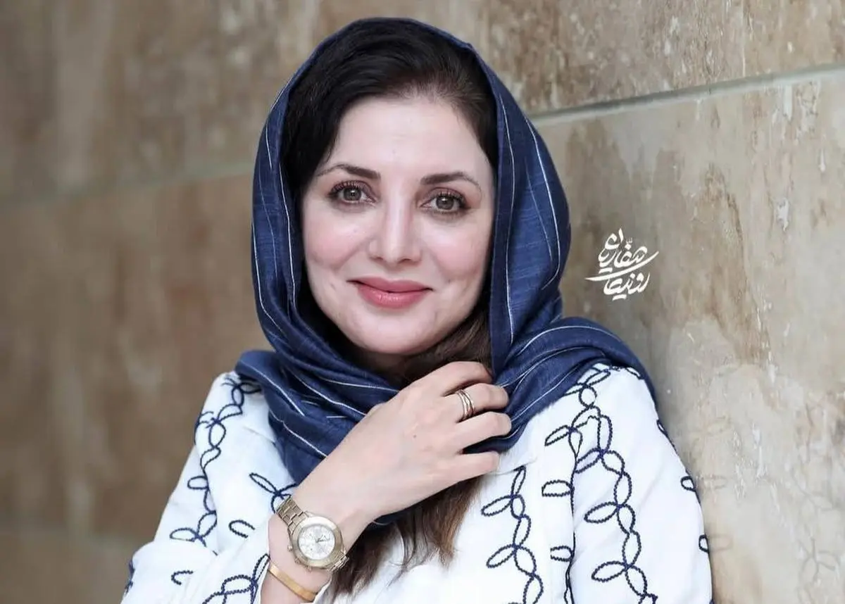 رویا میرعلمی در مراسم اکران "جزایر قناری" با استایلی ساده و شیک، نشان داد که سادگی و ذوق در مد، هم‌راستا با شخصیت متین او است