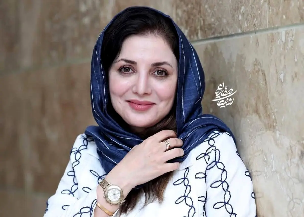 رویا میرعلمی در مراسم اکران "جزایر قناری" با استایلی ساده و شیک، نشان داد که سادگی و ذوق در مد، هم‌راستا با شخصیت متین او است