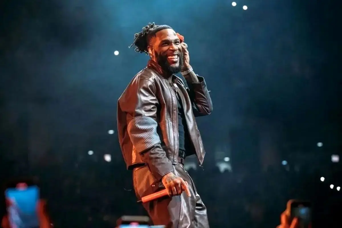 خواننده معروف در کنسرت بورنا بوی زن خوابیده در ردیف اول را بیرون کرد و ادامه اجرا را منوط به خروج او کرد