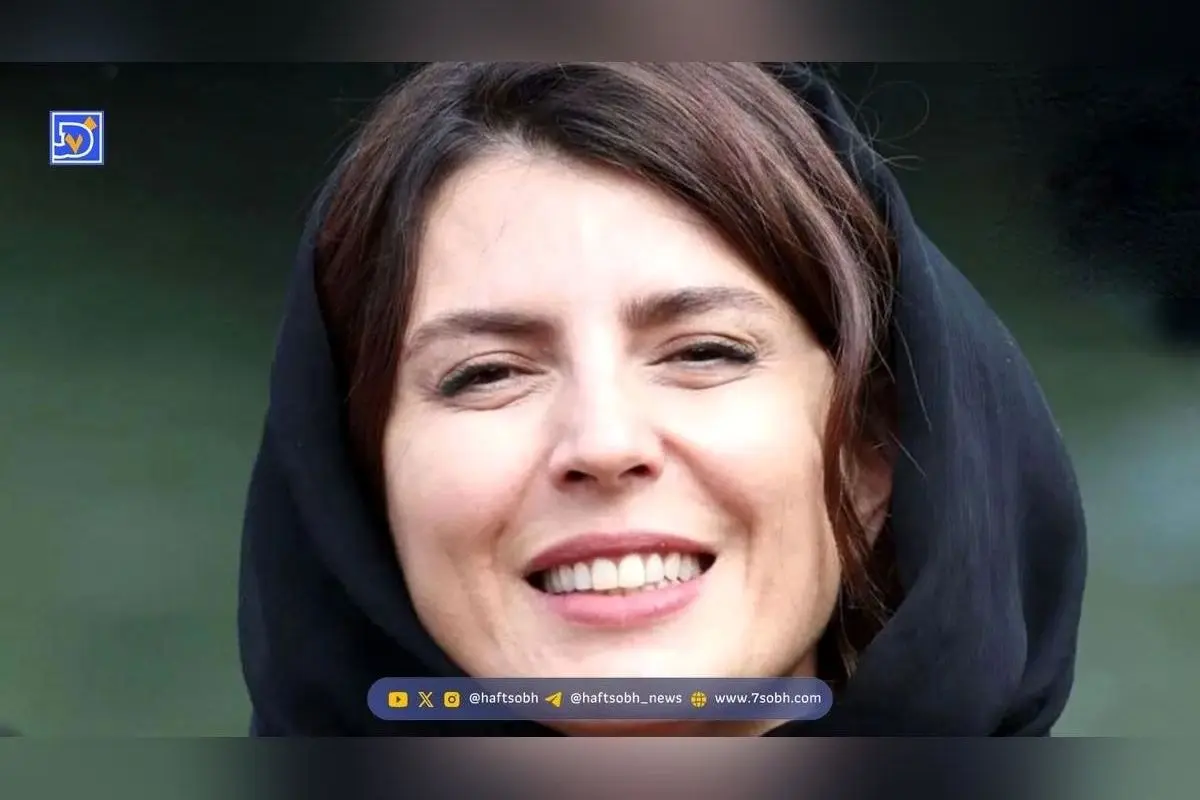 طراحی داخلی خانه لیلا حاتمی؛ تلفیقی از سادگی، عشق و مدرنیته با مبلمان سفید، آباژور رومیزی و کتابخانه بزرگ