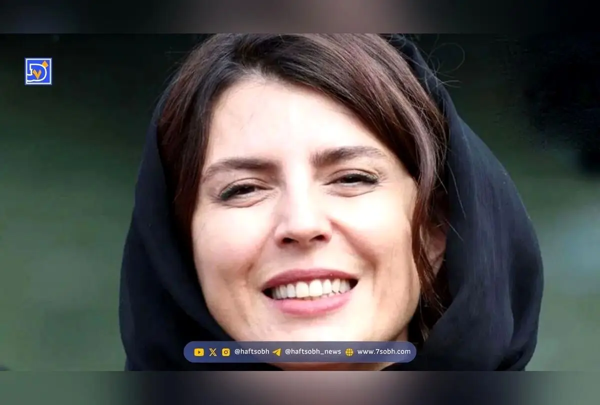 طراحی داخلی خانه لیلا حاتمی؛ تلفیقی از سادگی، عشق و مدرنیته با مبلمان سفید، آباژور رومیزی و کتابخانه بزرگ