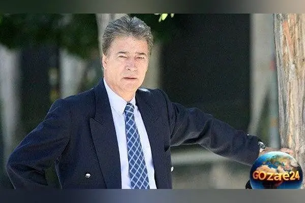 تصویر نوستالژیک و خوش‌استایل ناصر حجازی در تبریز 1374 با استایل اروپایی و سیگار | اسطوره استقلال در کنار بازیکنان قدیمی