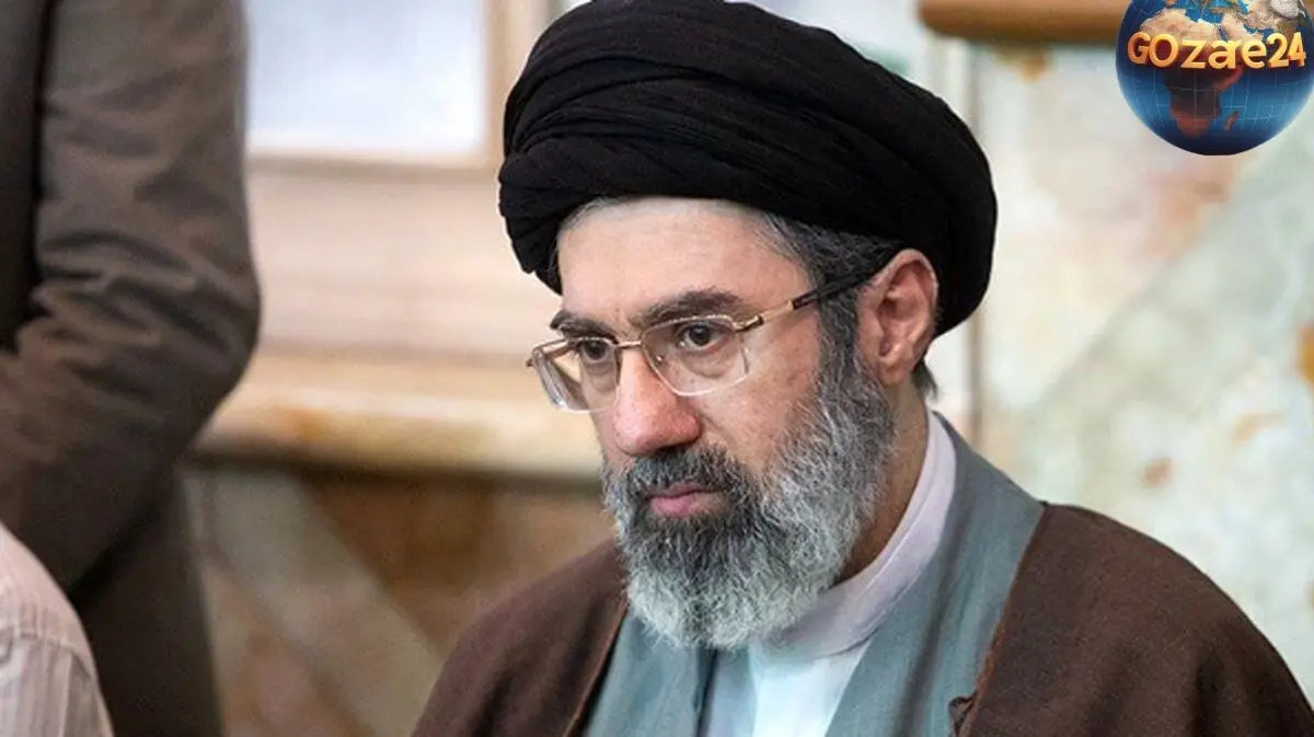 عکس معنادار کفش اسپورت سیدمجتبی خامنه‌ای فرزند رهبر انقلاب با قیمت ۳۰۰ هزار تومان و برند ایرانی