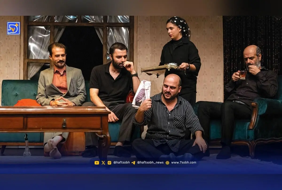 نمایش «صلح عباس‌آباد»: طنز و تلخی در کنار هم، چرا خنداندن امروز از گریاندن سخت‌تر است؟