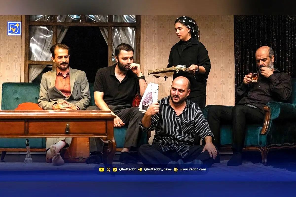 نمایش «صلح عباس‌آباد»: طنز و تلخی در کنار هم، چرا خنداندن امروز از گریاندن سخت‌تر است؟