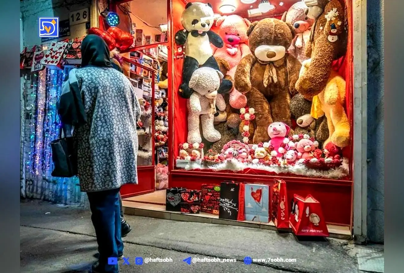 تصاویر خاطره‌انگیز روز ولنتاین ۱۳۸۲ در تهران؛ لحظه‌های دیدنی خرید دختر خانم در زمستان سال ۱۳۸۲