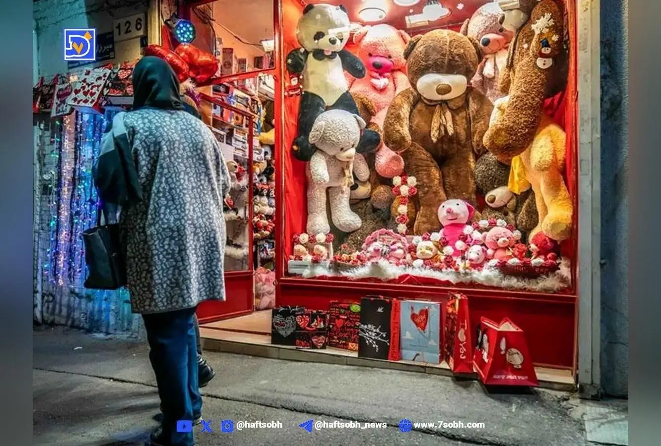 تصاویر خاطره‌انگیز روز ولنتاین ۱۳۸۲ در تهران؛ لحظه‌های دیدنی خرید دختر خانم در زمستان سال ۱۳۸۲