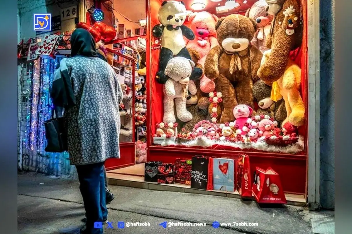 تصاویر خاطره‌انگیز روز ولنتاین ۱۳۸۲ در تهران؛ لحظه‌های دیدنی خرید دختر خانم در زمستان سال ۱۳۸۲