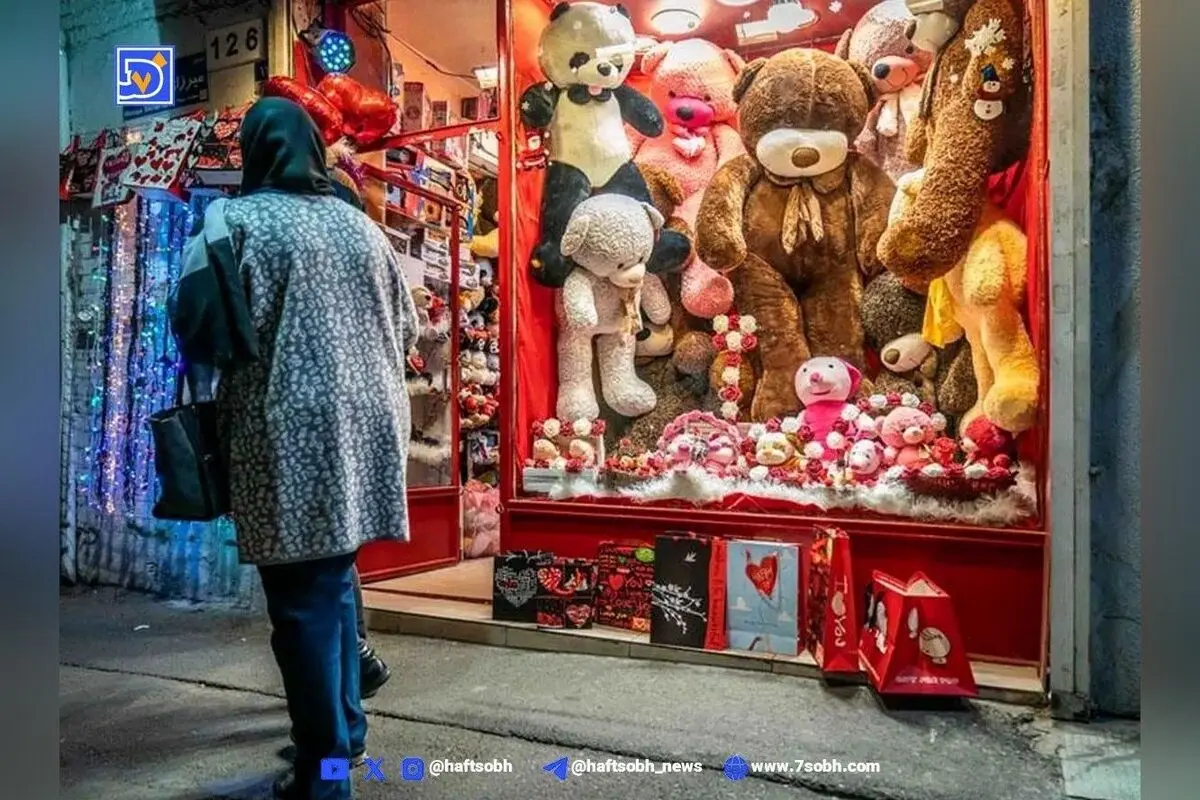 تصاویر خاطره‌انگیز روز ولنتاین ۱۳۸۲ در تهران؛ لحظه‌های دیدنی خرید دختر خانم در زمستان سال ۱۳۸۲