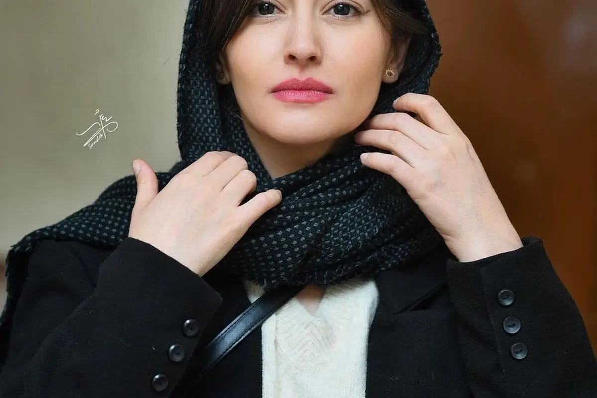 ترندهای تابستان ۱۴۰۴ با استایل طبیعت‌الهام‌گرفته پردیس احمدیه: شکوفه‌های نارنجی روی پیراهن سفید