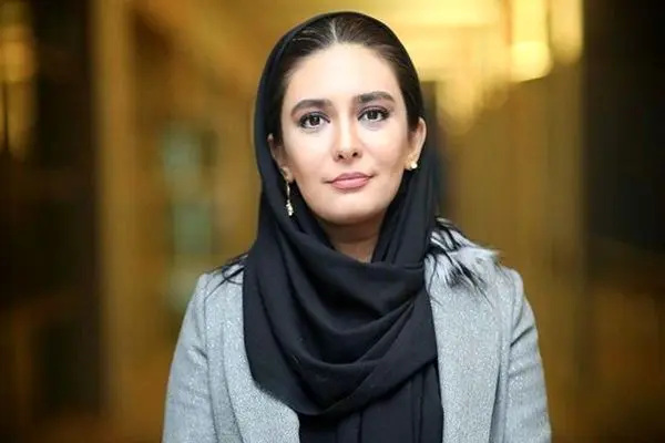 استایل بی‌نظیر لیندا کیانی با کیف نارنجی نقاشی مینیاتوری و نکاتی درباره زندگی و فعالیت‌های هنری او