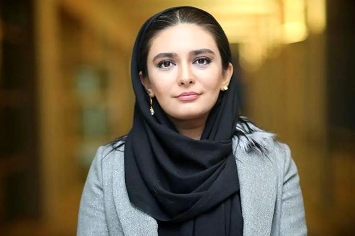 استایل بینظیر لیندا کیانی با کیف نارنجی نقاشی مینیاتوری و نکاتی درباره زندگی و فعالیتهای هنری او