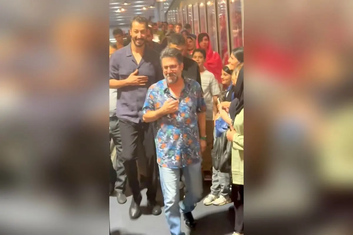 بهرام افشاری و هومن حاجی عبداللهی در اکران مردمی فیلم «مرد عینکی» در پردیس سینمایی ملت؛ دیدار جذاب بازیگران محبوب «پایتخت» در کنار هواداران