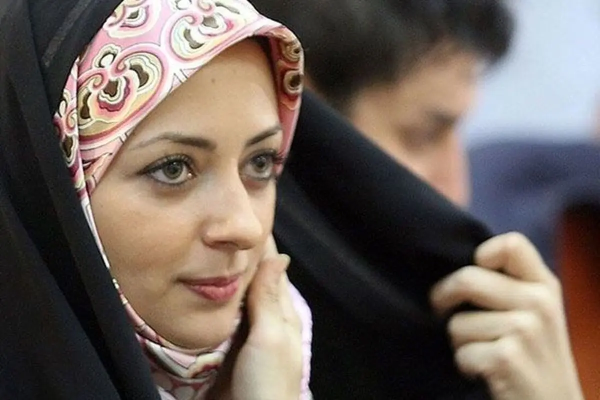 مدل مانتو ژاکارد و مزونی نفیسه روشن با رنگ دلبر | استایل شیک و منحصر به فرد خانم‌ها
