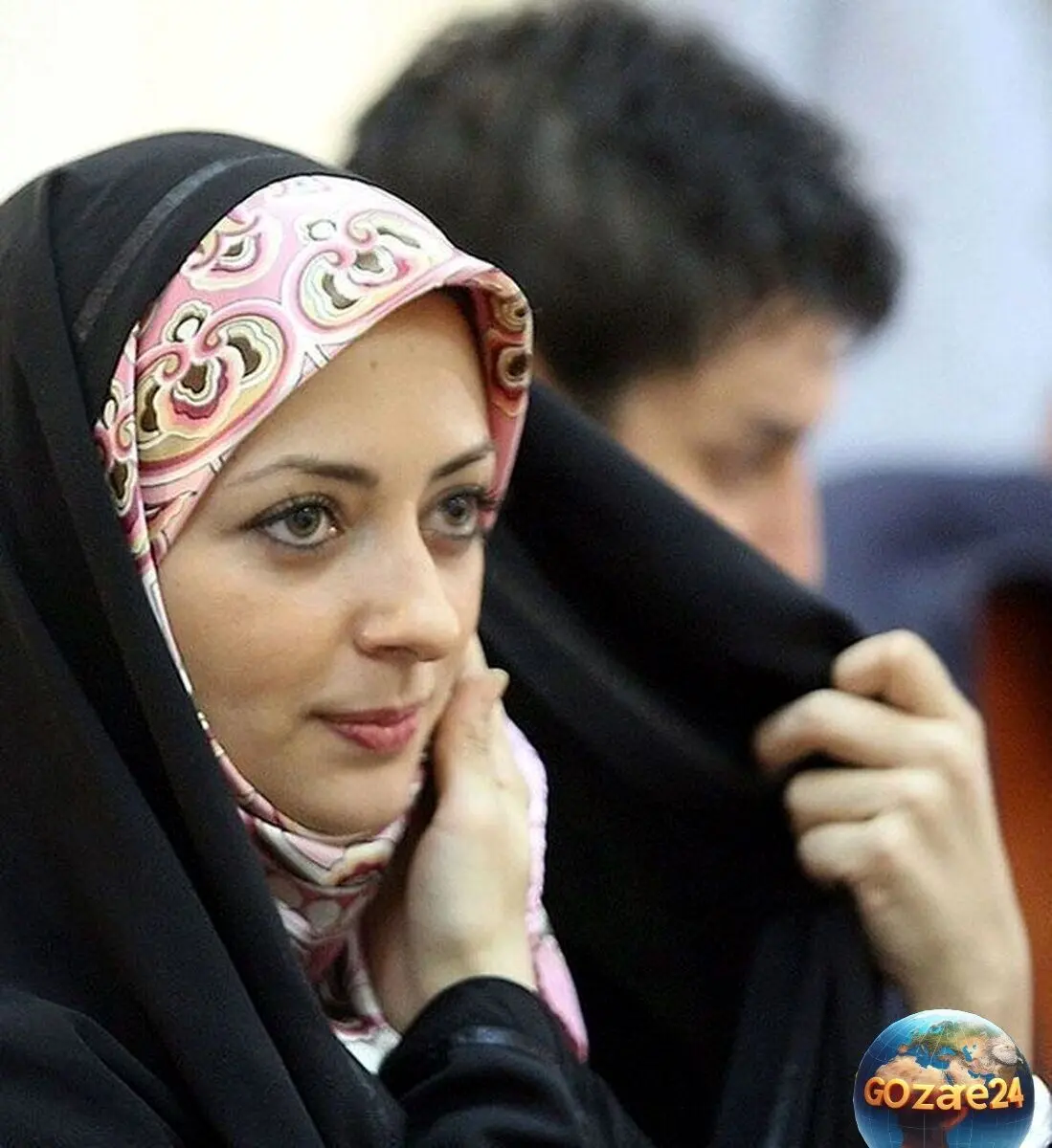 مدل مانتو ژاکارد و مزونی نفیسه روشن با رنگ دلبر | استایل شیک و منحصر به فرد خانم‌ها