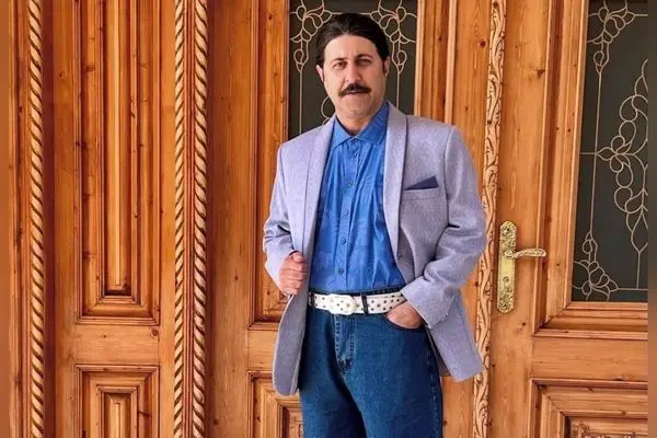 طراحی داخلی مدرن با مبلمان سبز و هنرهای معاصر در خانه رحمت پایتخت