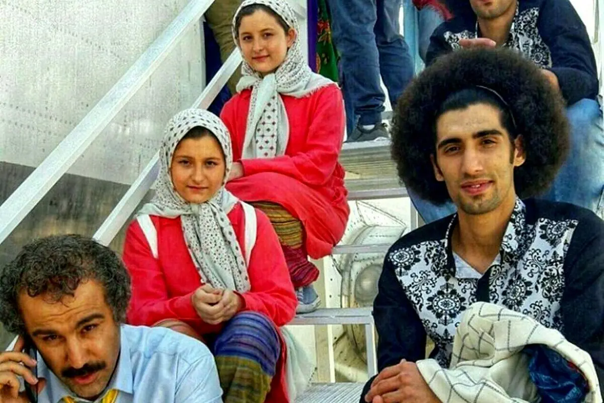 عکس دوقلوهای سریال پایتخت کنار دریای خزر | زندگی آرام و هنرهای موسیقی مجتبی و مصطفی بلال حبشی