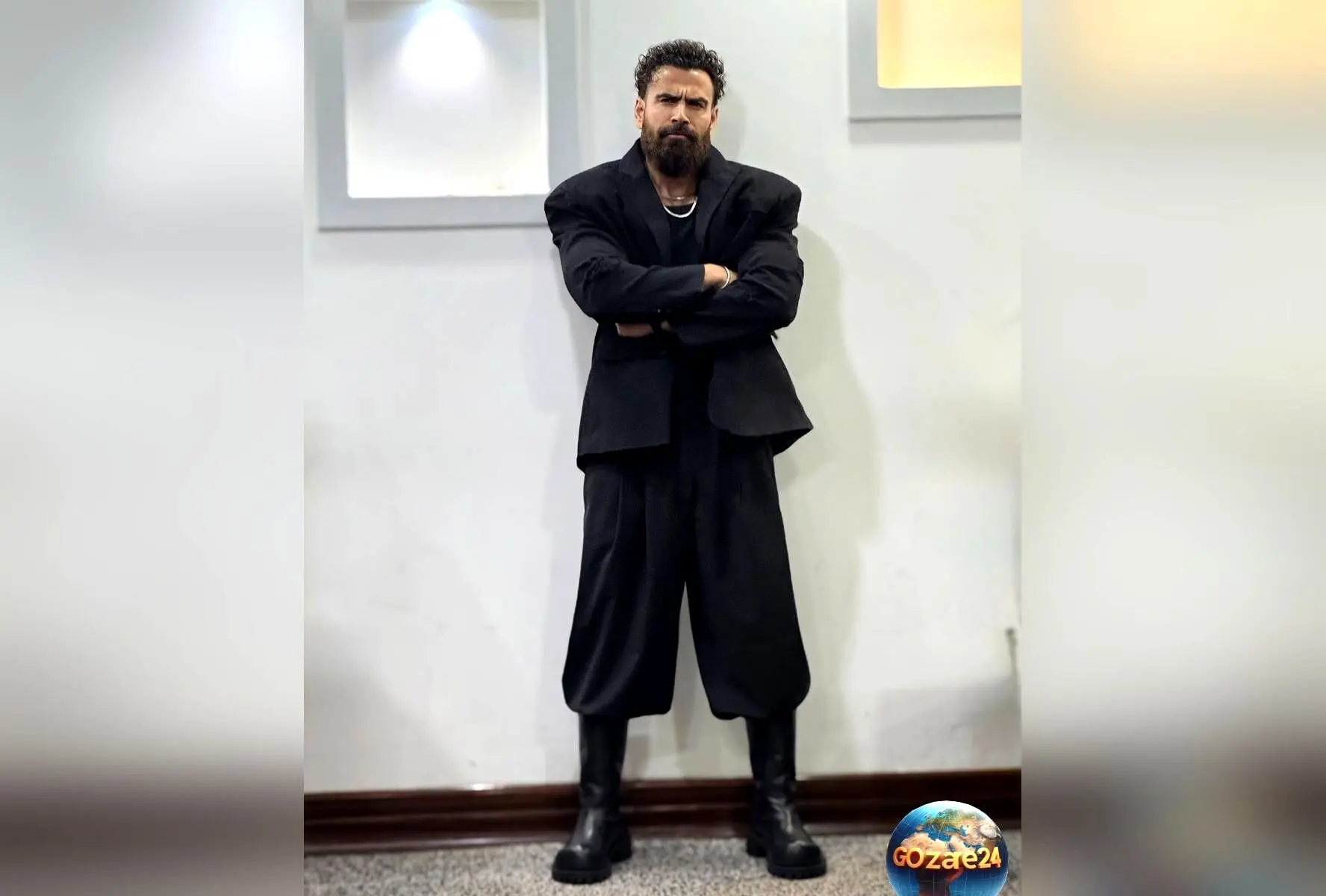 معین زد با تیپ رسمی و متفاوت در کنسرتش پس از جنجال و انتقادات درباره لباس و کفش عجیبش