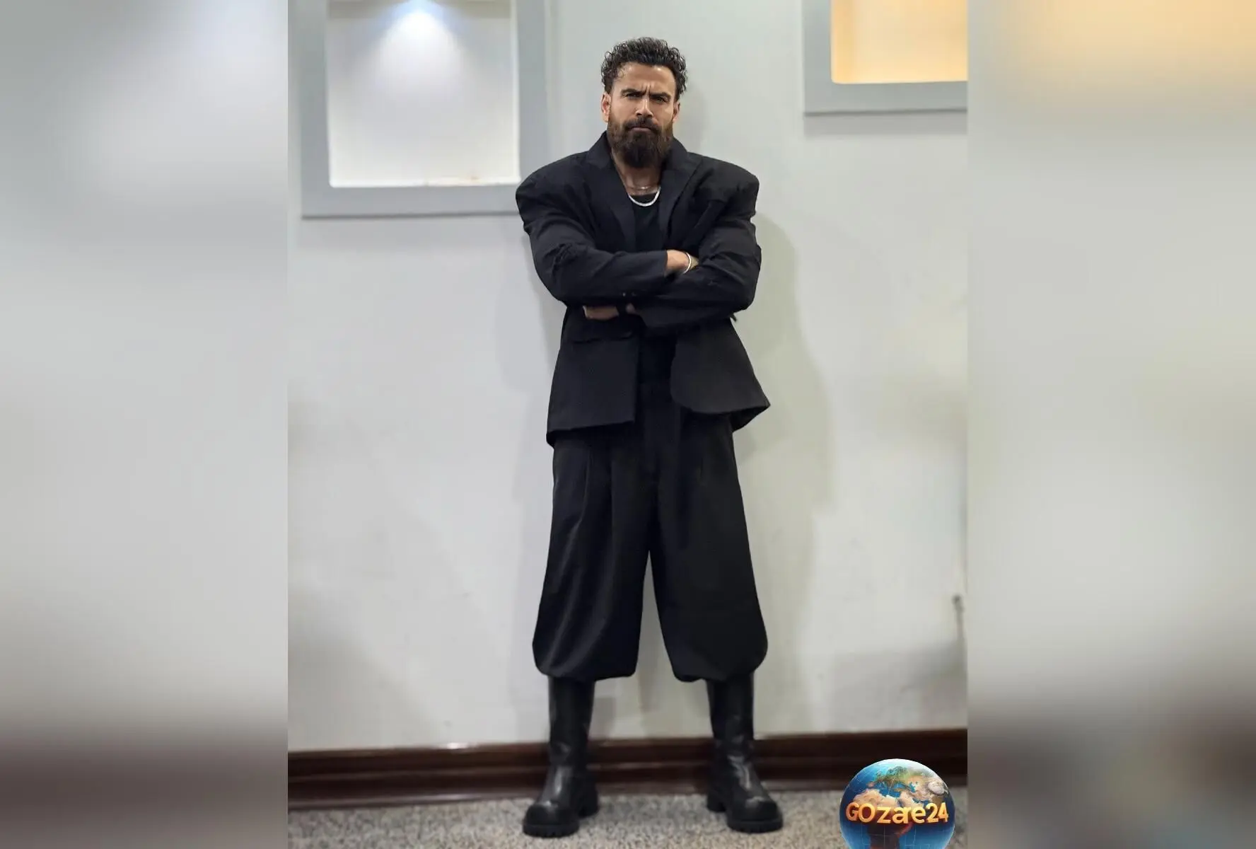معین زد با تیپ رسمی و متفاوت در کنسرتش پس از جنجال و انتقادات درباره لباس و کفش عجیبش