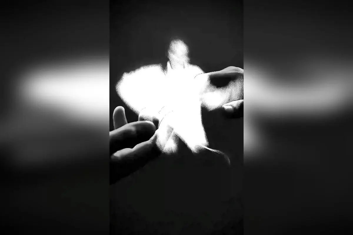 نمایش برگزیده جشنواره kisalar «بی» با بازی سجاد اسیوند و حدیث نظری، تنها در مجموعه تئاتر لبخند، با اجرای محدود و بلیتفروشی در تیوال