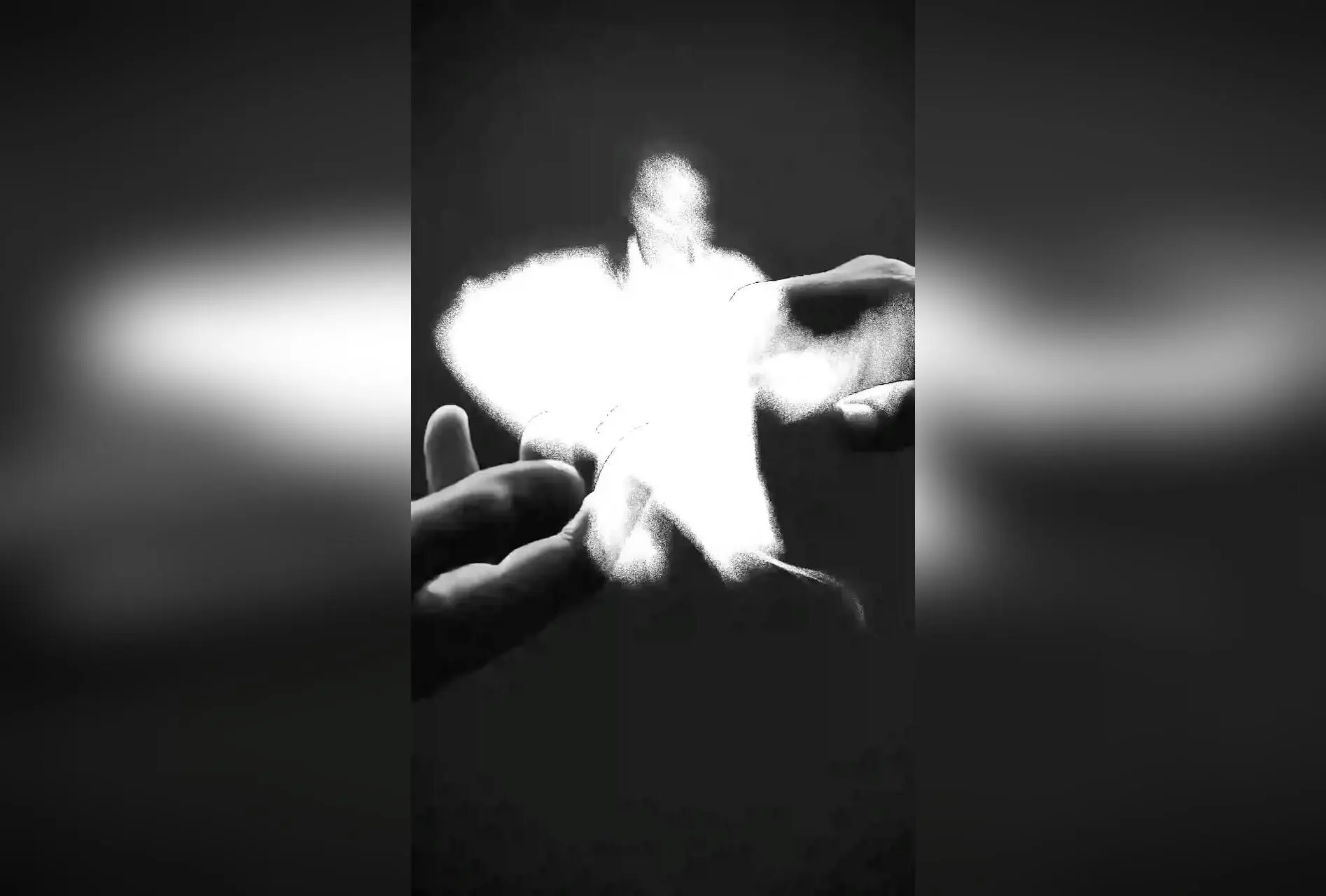 نمایش برگزیده جشنواره kisalar «بی» با بازی سجاد اسیوند و حدیث نظری، تنها در مجموعه تئاتر لبخند، با اجرای محدود و بلیت‌فروشی در تیوال