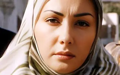 تصویر لوکس و سنتی از دکوراسیون منزل هانیه توسلی؛ تابلوهای هنری، گربه ملوس و گلدان‌های سرسبز در فضای مجازی