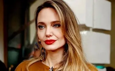 تصاویر نادر از آنجلینا جولی در ۱۹ سالگی و کنار خانواده؛ لحظه‌ای قدیمی و دیدنی از دوران جوانی ستاره هالیوود