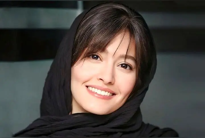 ژست عامیانه پردیس احمدیه در لوکیشنی کاملاً سنتی و دیدنی + بررسی دکوراسیون داخلی