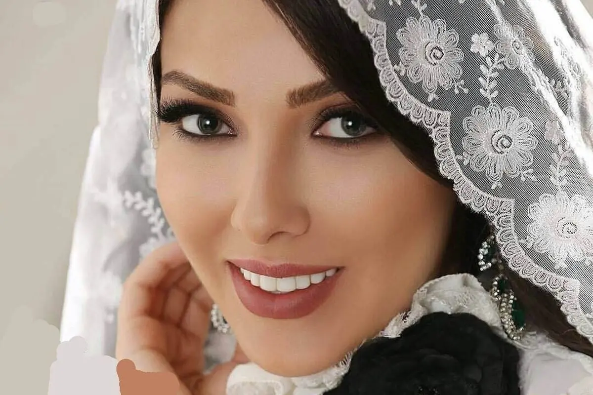 عروسی ساده و متفاوت خواهر لیلا اوتادی با داماد فوتبالی و کیک چمدان + تصاویر