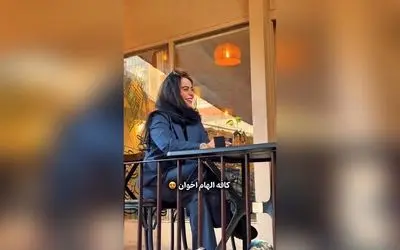 کافه الهام اخوان در مرکز شهر با دکوراسیون پاییزی دنج، حیاط و بالکن، کتابخانه، چراغ نفتی و مجسمه‌های هنری