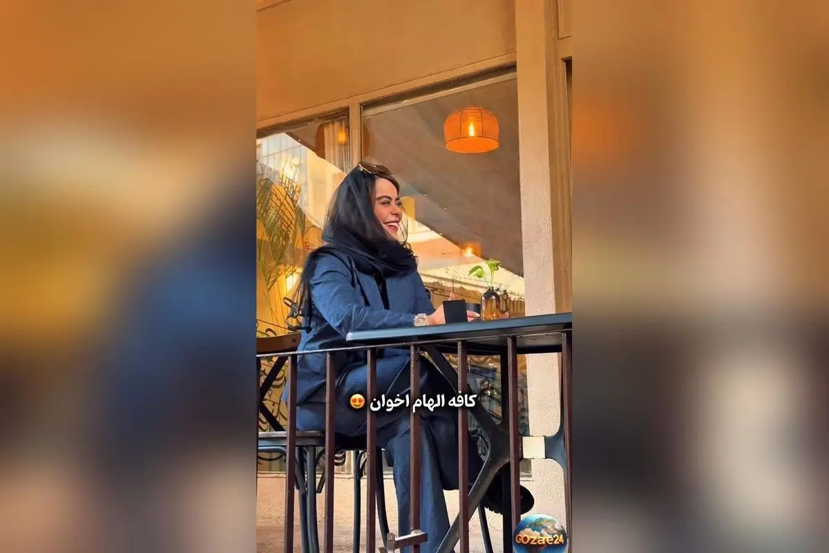 کافه الهام اخوان در مرکز شهر با دکوراسیون پاییزی دنج، حیاط و بالکن، کتابخانه، چراغ نفتی و مجسمه‌های هنری