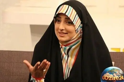 تصویر دنج و معنوی ستاره سادات قطبی در محل کار با سجاده‌ای ساده و روحانی