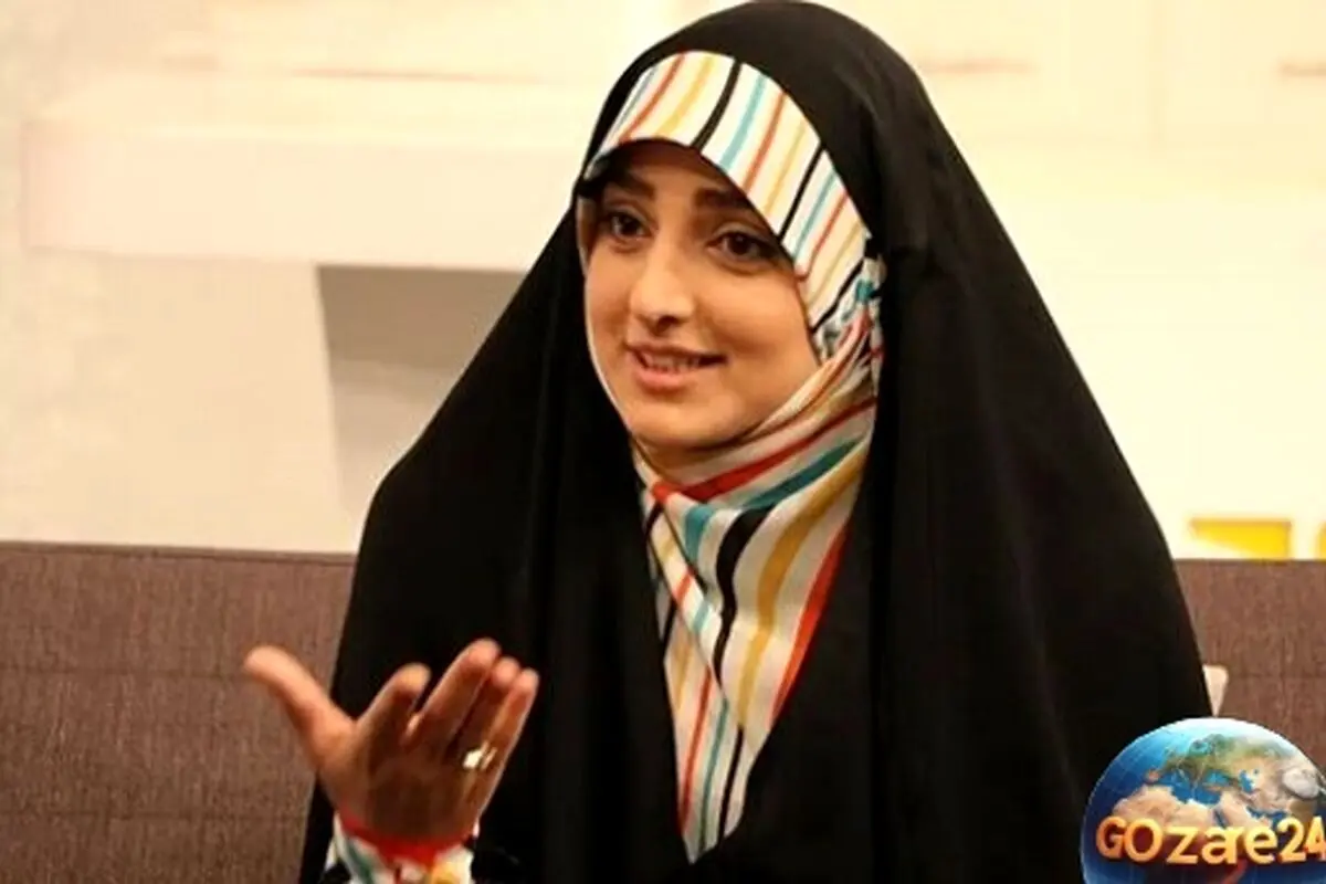 تصویر دنج و معنوی ستاره سادات قطبی در محل کار با سجاده‌ای ساده و روحانی