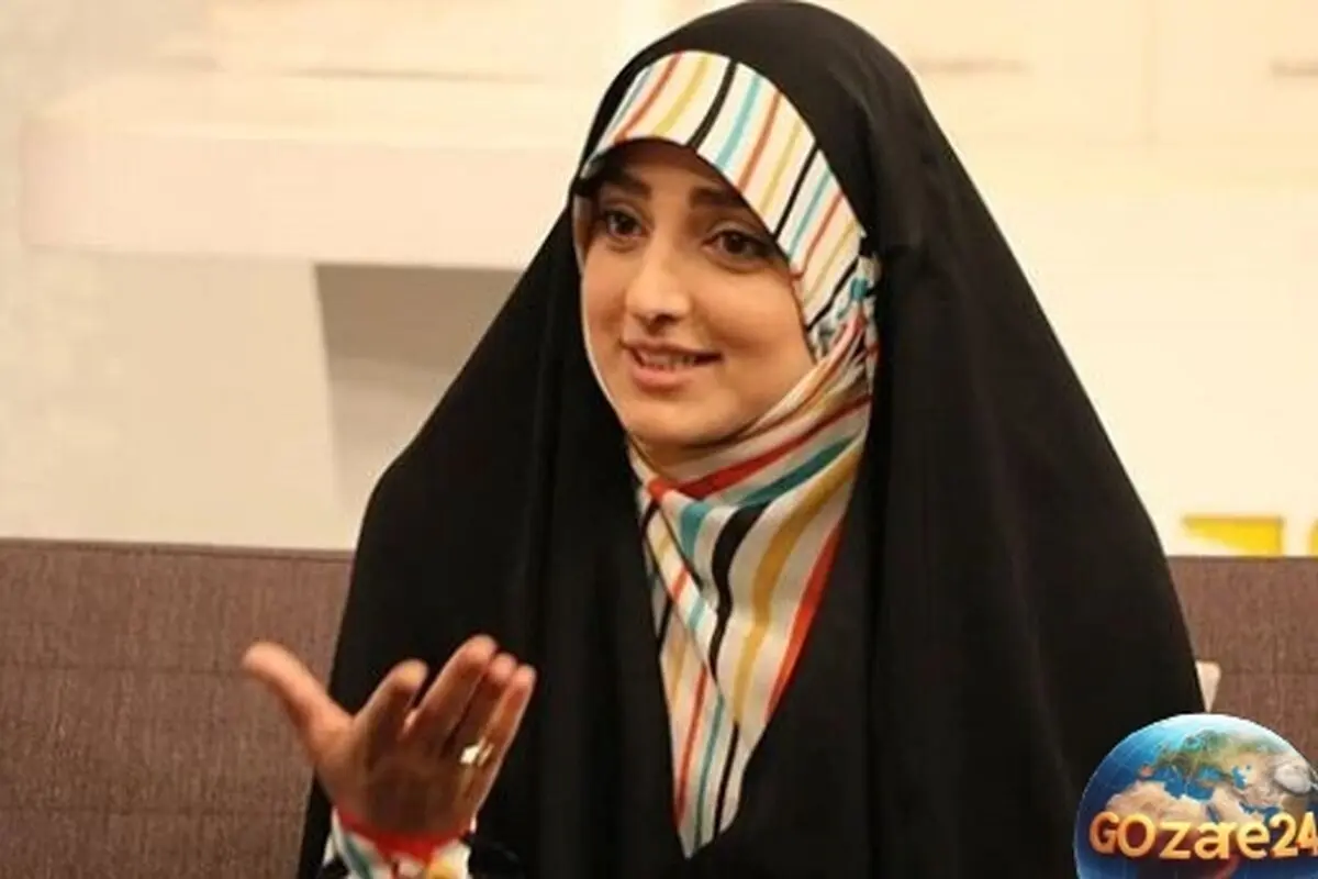 تصویر دنج و معنوی ستاره سادات قطبی در محل کار با سجاده‌ای ساده و روحانی